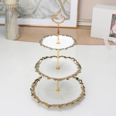 RP019 Juego de platos de cerámica de hotel de lujo Soporte decorativo para pastel de boda Borde dorado Bandeja de servicio de 3 niveles blanca